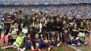 Pemain Barcelona merayakan gelar La Liga BBVA Spanyol 2014/15 pada pertandingan melawan RC Deportivo La Coruna di Stadion Camp Nou, Barcelona (23/5/2015).  AFP Photo/Lluis Gene)