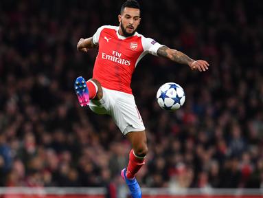 Theo Walcott akhirnya memilih berpisah dengan Arsenal setelah 12 tahun bermain untuk klub London Utara tersebut. Walcott dipinang Everton dengan mahar sebesar 20 juta pound sterling. (AFP/Ben Stansall)