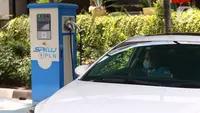 Mobil listrik saat mengisi daya listrik di SPKLU di Kantor PLN Pusat, Jakarta, Senin (9/11/2020). Pemerintah mendorong peningkatan ketersediaan SPKLU hingga 2025 ditargetkan terbangun 3.465 unit SPKLU dan lima tahun kemudian menjadi 7.146 unit SPKLU. (Liputan6.com/Angga Yuniar)