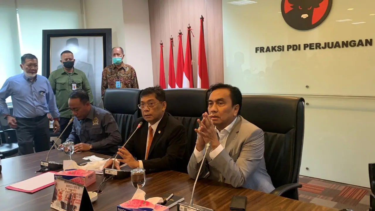 Ketua Fraksi PDIP Utut Adianto (tengah) bersama dengan Anggota Fraksi PDIP Komisi I DPR Effendi Simbolon