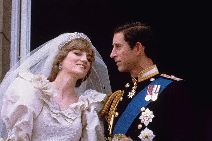 Putri Diana dan Pangeran Charles saat berada di balkon Istana Buckingham di hari pernikahan mereka tahun 1981 (AP)