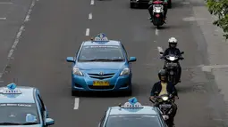 Kondisi arus lalu lintas yang terlihat lenggang di Jalan MH. Thamrin, Jakarta, Minggu (4/2). Mulai 5 Februari 2018 pengendara roda dua yang tidak melintas di jalur khusus yang disediakan akan dikenakan tilang. (Liputan6.com/Faizal Fanani)