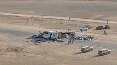 Sebuah gambar memperlihatkan lokasi kecelakaan yang melibatkan truk dan bus di jalan raya antara Ibri dan Fahud, Oman bagian barat, Selasa (1/3). Sebanyak 18 orang dari beberapa kewarganegaraan tewas dan 14 lainnya luka-luka. (STRINGER/Omani Police/AFP)