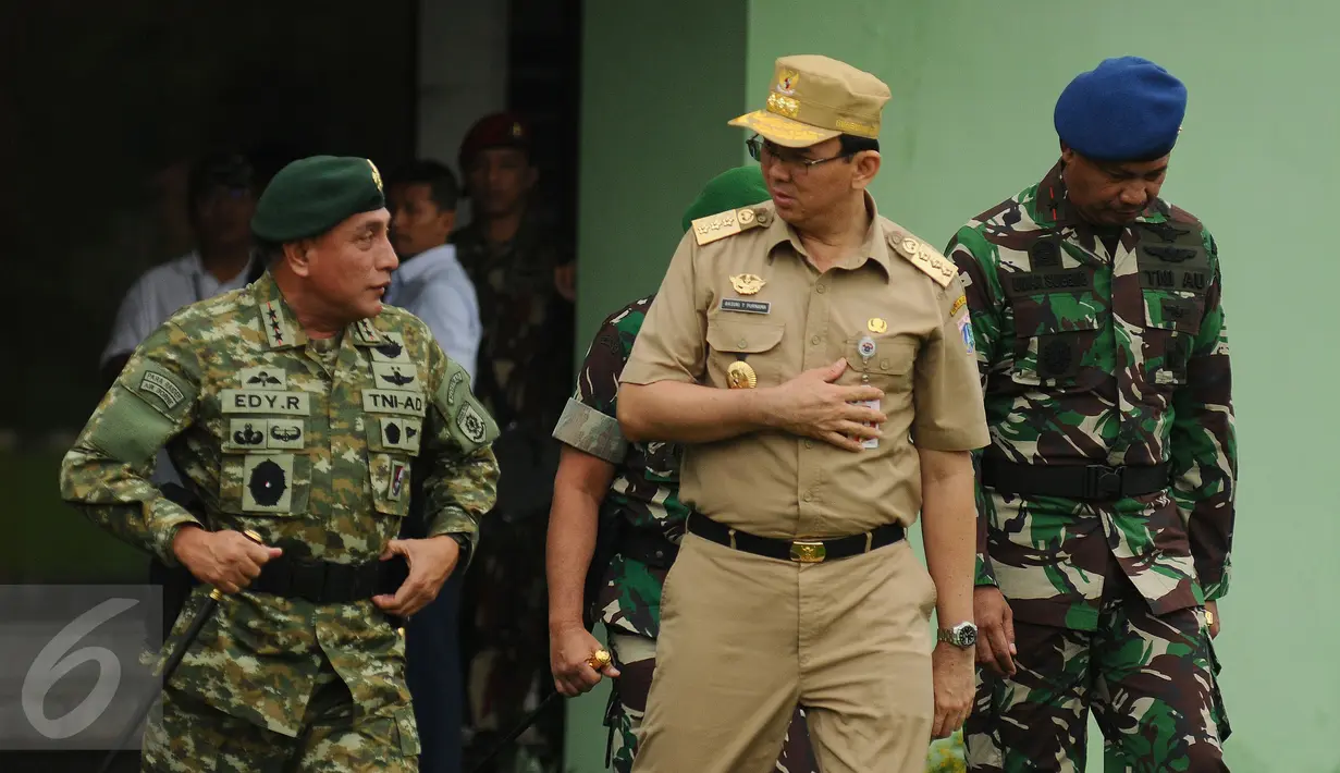 Gubernur DKI Jakarta, Basuki Tjahaja Purnama berjalan bersama Pangkostrad Letjen TNI Edy Rahmayadi jelang apel gabungan di Makodam Jaya, Jakarta, Rabu (17/2/2016). Apel bentuk kesiapan pengamanan KTT OKI, Maret mendatang. (Liputan6.com/Helmi Fithriansyah)