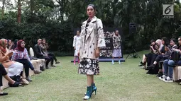 Model mengenakan busana rancangan desainer Tities Sapoetra di Jakarta, Kamis (13/9). Tities akan menunjukkan rancangannya pada Fashion Division Paris Fashion Show Spring Summer 2019 pada 28 September mendatang. (Liputan6.com/Immanuel Antonius)