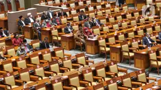 Anggota DPR RI saat mengikuti pembukaan Rapat Paripurna Pembukaan Masa Persidangan V Tahun Sidang 2021-2022 di Nusantara II, Kompleks Parlemen MPR/DPR-DPD, Senayan, Jakarta, Selasa (17/5/2022). Rapat paripurna hari ini menandakan DPR kembali aktif bersidang setelah selesai menjalani masa reses. Hadir 76 anggota yang secara fisik, 252 secara virtual dan izin 5 anggota. Sehingga total kehadiran rapat paripurna hari ini adalah 333 dari 575 anggota DPR. (Liputan6.com/Angga Yuniar)