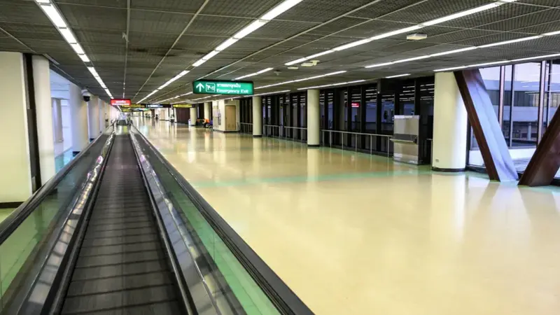 Pemandangan terminal kedatangan yang kosong di Bandara Internasional Don Mueang di Bangkok.