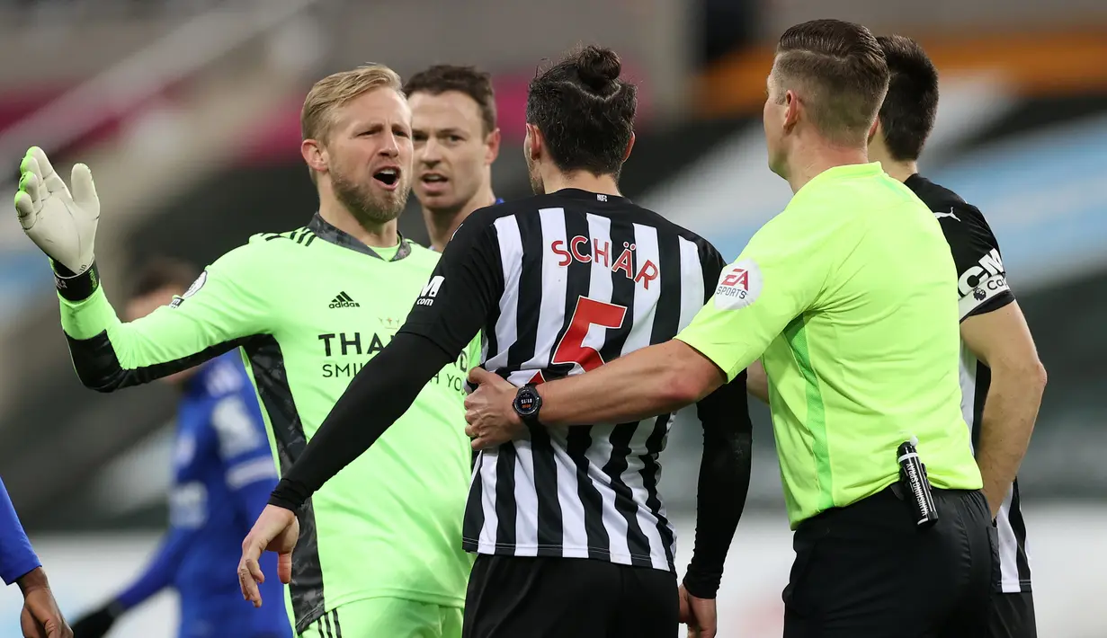 Kiper Leicester City, Kasper Schmeichel (kiri) terlibat pertikaian dengan bek Newcastle United, Fabian Schar dalam laga lanjutan Liga Inggris 2020/21 pekan ke-17 di St James'Park, Minggu (3/1/2021). Leicester City menang 2-1 atas Newcastle United. (AFP/Lee Smith/Pool)