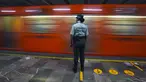 Seorang anggota Garda Nasional Meksiko berjaga di stasiun kereta bawah tanah kota di Mexico City, Kamis (12/1/2023). Wali Kota Mexico City mengatakan lebih dari 6 ribu petugas Garda Nasional akan ditempatkan di sistem kereta bawah tanah kota setelah serangkaian kecelakaan yang menurut para pejabat bisa jadi karena sabotase. (AP Photo/Fernando Llano)