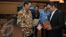 Jokowi mendapatkan kenangan-kenangan dari walikota Bandung Ridwan Kamil, sebuah cd musik cadas band dari Bandung (Liputan6.com/Herman Zakharia)