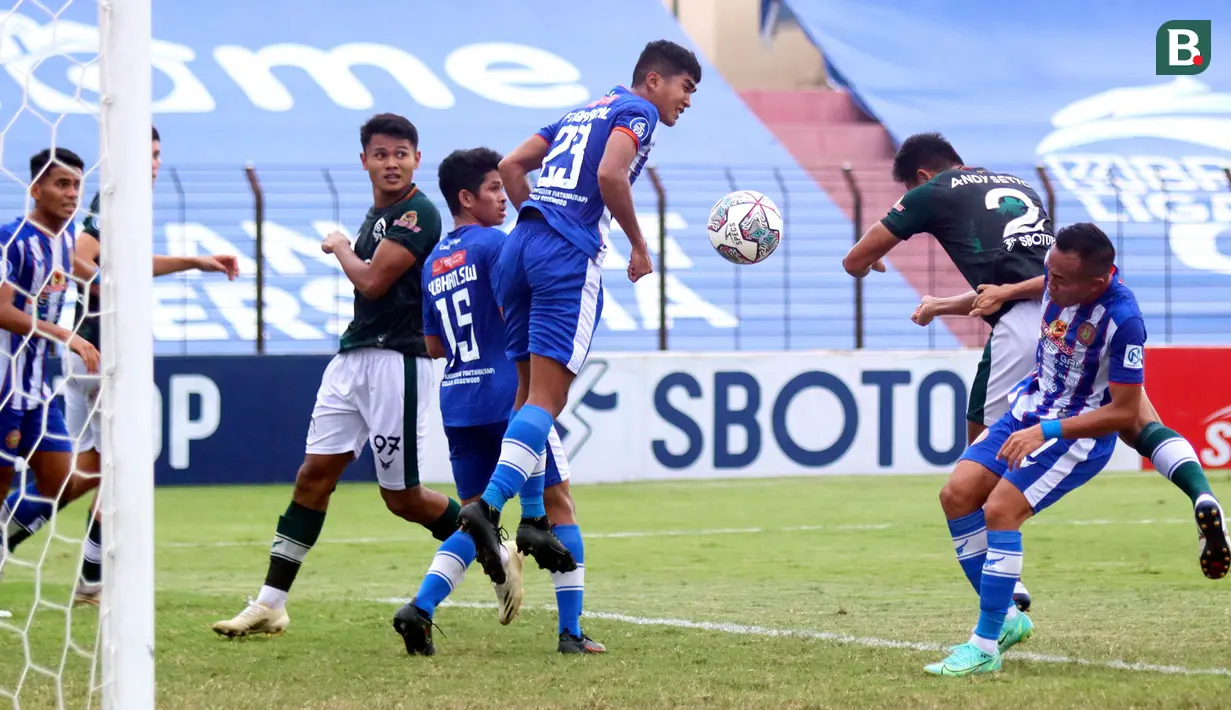 Dua gol lainnya dicetak masing-masing oleh Andy Setyo (kedua dari kanan) pada menit ke-39 melalui sundulan kepala usai memaksimalkan skema tendangan sudut yang membuat Persikabo 1973 unggul 2-0. (Bola.com/Nandang Permana)
