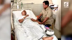 Prabowo Subianto menjenguk Arifin Ilham di RSCM. Ia pun mendoakan Arifin Ilham segera sembuh.
