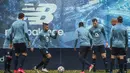 Para pemain Porto saat mengikuti sesi latihan di tempat latihan klub di Olival, di Vila Nova de Gaia (2/11/2020). Porto akan bertanding melawan Olympique de Marseille pada  Grup C Liga Champions di di Estadion Do Dragao, Portugal. (AFP/Carlos Costa)