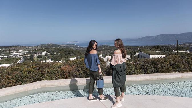 Selain menaiki kereta kuda bersama, Cathy Sharon dan Julie Estelle juga bersama-sama menikmati indahnya pemandangan saat berlibur ke Greece beberapa waktu lalu. (Liputan6.com/IG/@cathysharon)