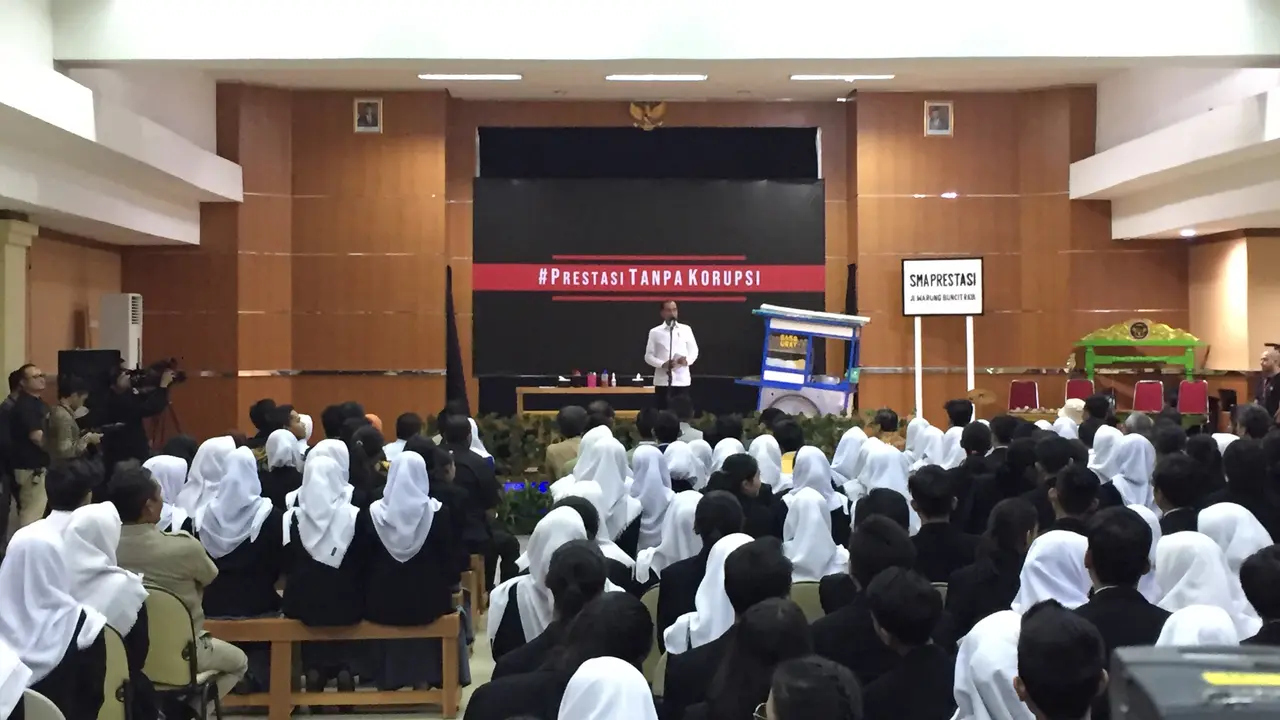 Presiden Joko Widodo merayakan Hari Antikorupsi Sedunia di SMKN 57 Jakarta.