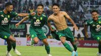 Marselino Ferdinan merayakan gol ke gawang PSIS Semarang dengan sangat emosional. Sepakan jarak jauhnya berhasil menembus gawang Wahyu Tri Nugroho tepat di penghujung pertandingan. (Bola.com/Wahyu Pratama)