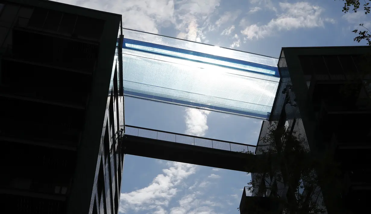 Kolam langit atau sky pool pertama di dunia di atas jalanan London, Selasa (27/4/2021). Sky Pool adalah kolam renang transparan sepanjang 25 meter yang terbentang di antara lantai 10 dari dua gedung apartemen Embassy Garden yang menjulang di kawasan Nine Elms, London. (AP Photo/Frank Augstein)