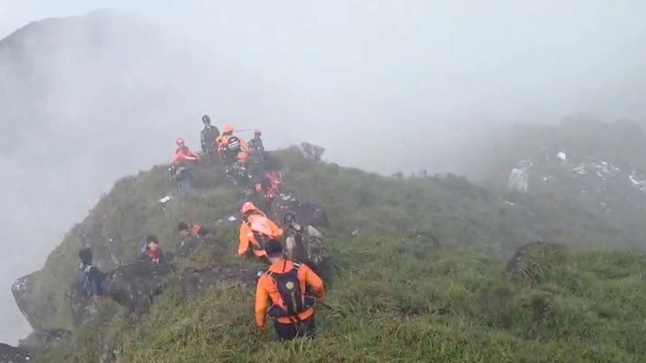 FOTO: Pesawat ATR Ditemukan di Pegunungan Bulusaraung.  Tim SAR Lanjutkan Evakuasi