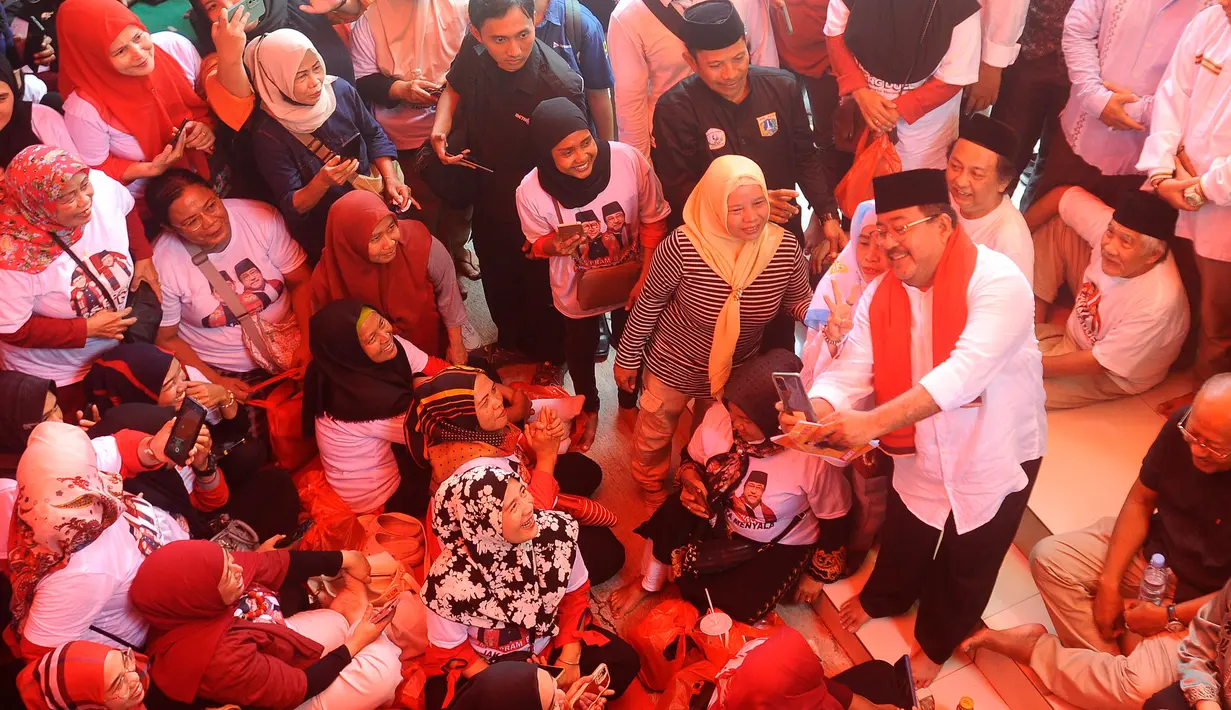 Sejumlah warga berebut menghampiri Rano Karno untuk bersalaman atau berfoto bersama. (merdeka.com/Arie Basuki)