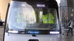 Sebuah bus Gacha tanpa supir, ditampilkan ke publik pada peluncuran perdananya di Helsinki, Finlandia, (8/3). Bus produksi negara Jepang dan Finlandia dikendalikan oleh robot yang didesain untuk semua kondisi cuaca. (Reuters/Heikki Saukkomaa & Lehtikuva)
