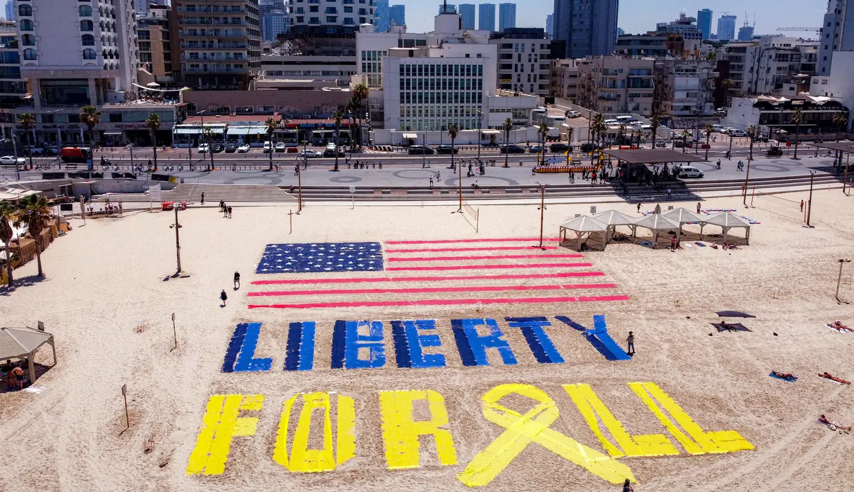 Pemasangan instalasi pasir tersebut juga bertepatan dengan Hari Kemerdekaan Amerika Serikat. (Jack GUEZ/AFP)
