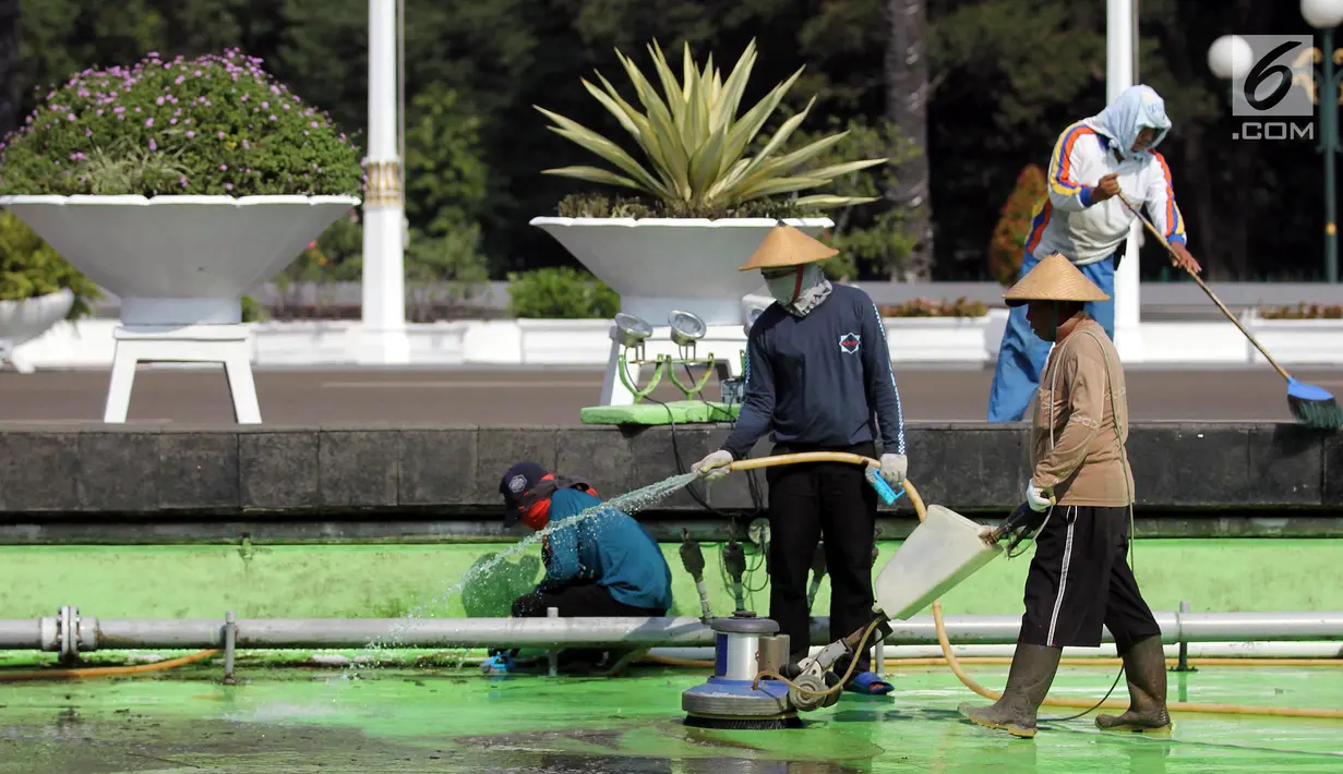 Pekerja membersihkan kolam air mancur di halaman depan Gedung Parlemen MPR/DPR-DPD, Senayan, Jakarta, Sabtu (4/8). Sidang Tahunan MPR akan berlangsung tanggal 16 Agustus 2018 dan juga untuk bersiap menyambut Asian Games 2018. (Liputan6.com/Johan Tallo)