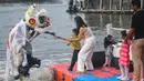Atraksi barongsai menari di atas air akan berlangsung hingga Selasa 17 Februari 2026 pada pukul 17.00 dan 19.00 WIB. Tampak dalam foto, penampil mengenakan kostum barongsai beratraksi Aerial Lion Dance di Danau Senayan Park, Jakarta, 14 Februari 2026. (merdeka.com/Arie Basuki)