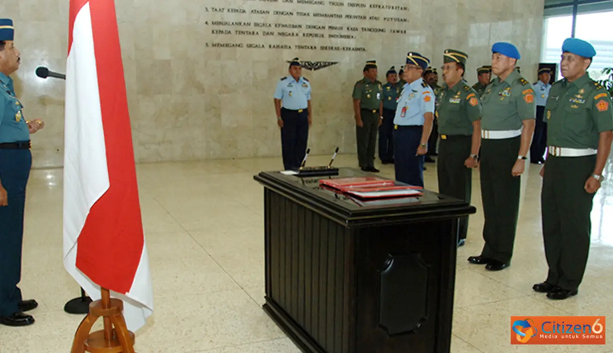 Citizen6, Cilangkap: Panglima TNI Laksamana TNI Agus Suhartono, menerima pelaporan Korps Sertijab Kapuskes TNI dan Pa Ssuspom TNI bertempat di Ruang Hening Mabes TNI Cilangkap  Jakarta, Selasa (16/10). (Pengirim: Badarudin Bakri)