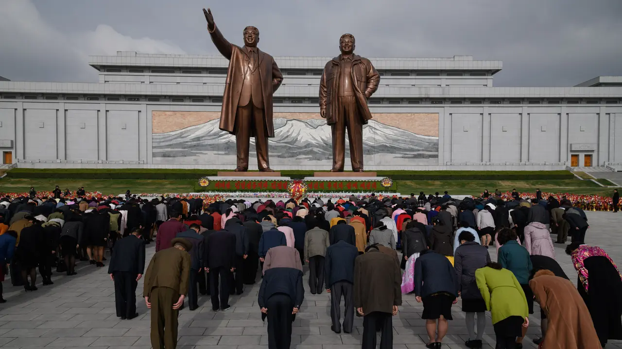 Peringati Hari Ulang Tahun Presiden Kim Il Sung, Rakyat Korut Beri Penghormatan