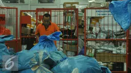Pekerja melakukan penyortiran barang di Kantor Pos Pusat, Jakarta, Senin (27/6). Pengiriman dan penerimaan paket pos di kantor pos tersebut meningkat hingga 30 persen dibandingkan hari biasa. (Liputan6.com/Gempur M Surya)