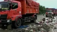 Dinas Kebersihan DKI Jakarta diduga memutus kontrak secara sepihak, akibatnya truk sampah ditumpahkan di sepanjang jalan TPST Bantar Gebang.