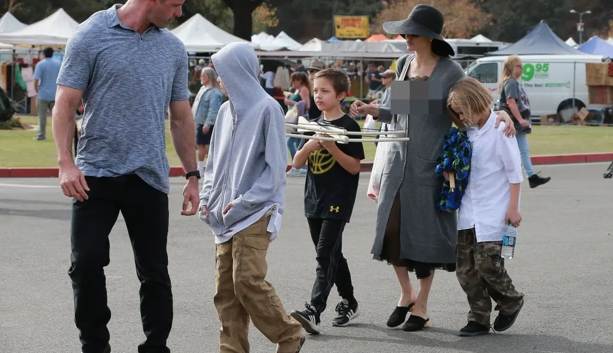 Terlihat Shiloh, Vivienne dan Knox menikmati waktu mereka berjalan bersama dengan sang ibu. (backgrid/celebzz)