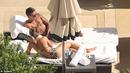  Ozil dan kekasihnya tampak bersantai menikmati sinar matahari di pinggir kolam sebuah hotel berbintang di Las Vegas (Dailymail)