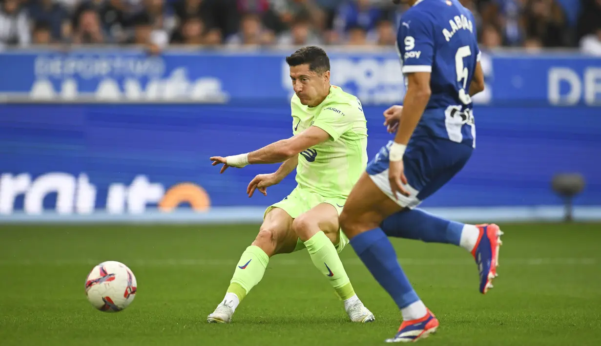 Hasil ini membuat Barcelona mengemas 24 poin dari sembilan laga dan mereka bertahan di pucuk klasemen sementara Liga Spanyol 2024/2025. Sedangkan Alaves ada di posisi 12 dengan koleksi 10 poin. (AP Photo/Miguel Oses)