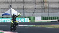 Valentino Rossi sapa penonton yang hadir langsung di Sirkuit Misano pada sesi kualifikasi MotoGP San Marino, Sabtu (12/9/2020). (ANDREAS SOLARO / AFP)