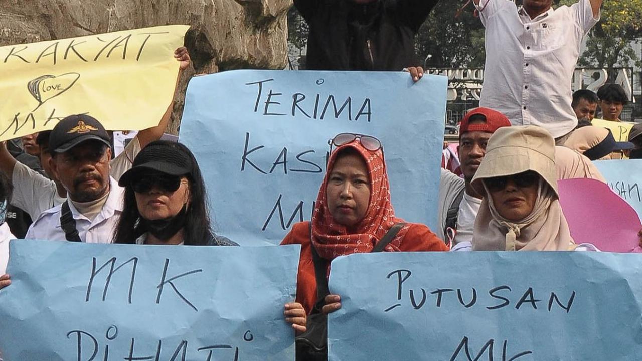 FOTO: Massa Pro Putusan MK Gelar Aksi di Patung Kuda Jelang Sidang MKMK