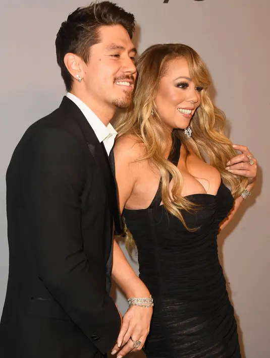 Penyanyi Mariah Carey bersama kekasihnya, Bryan Tanaka menghadiri acara after party Golden Globes di California, Minggu (7/1). Pasangan ini sama sekali tak segan mengumbar romantisme mereka di depan banyak orang. (Frazer Harrison/GETTY IMAGES/AFP)