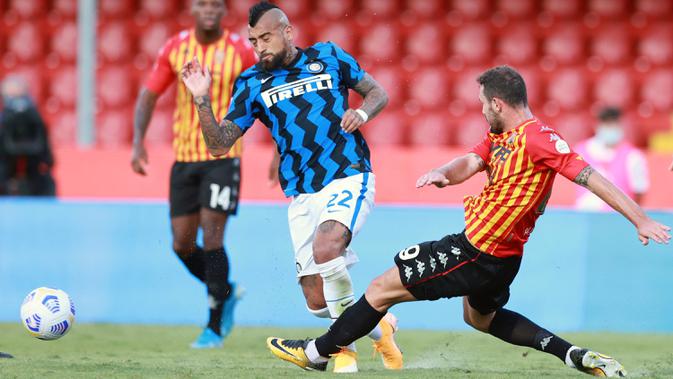Gelandang Inter Milan, Arturo Vidal berebut bola dengan pemain Benevento, Artur Ionita pada laga giornata kedua Serie A di Stadio Ciro Vigorito, Rabu (30/9/2020). Inter Milan tanpa kesulitan berarti mencukur tim promosi Liga Italia Benevento 5-2. (Alessandro Garofalo/LaPresse via AP)