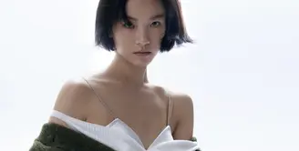 Miu Miu dengan bangga mengumumkan aktris Li Gengxi sebagai duta merek Miu Miu. [Foto: Instagram/ Li Genxi]