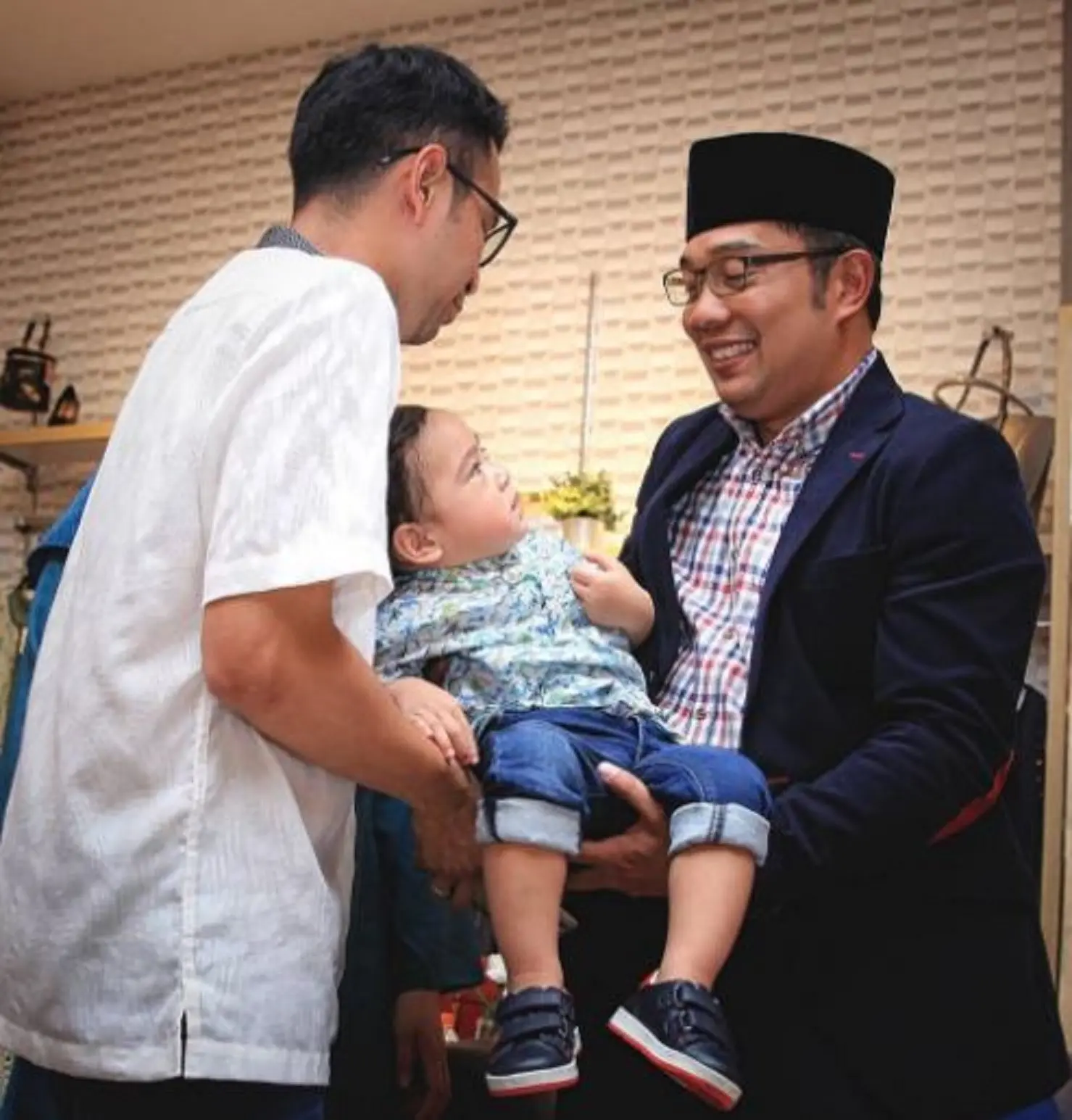 Raffi Ahmad dan Rafathar bertemu Ridwan Kamil (Instagram/@gatot_adri)