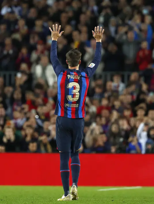 <p>Bek Barcelona, Gerard Pique melambaikan tangan kepada fans di akhir pertandingan melawan Almeria di stadion Camp Nou di Barcelona, Spanyol, Minggu (6/11/2022). Di pertandingan terakhirnya ini, Gerard Pique membawa Barcelona menang atas Almeria 2-0. (AP Photo/Joan Monfort)</p>