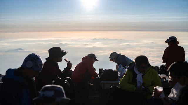 Menikmati Surya dari Puncak Gunung Fuji