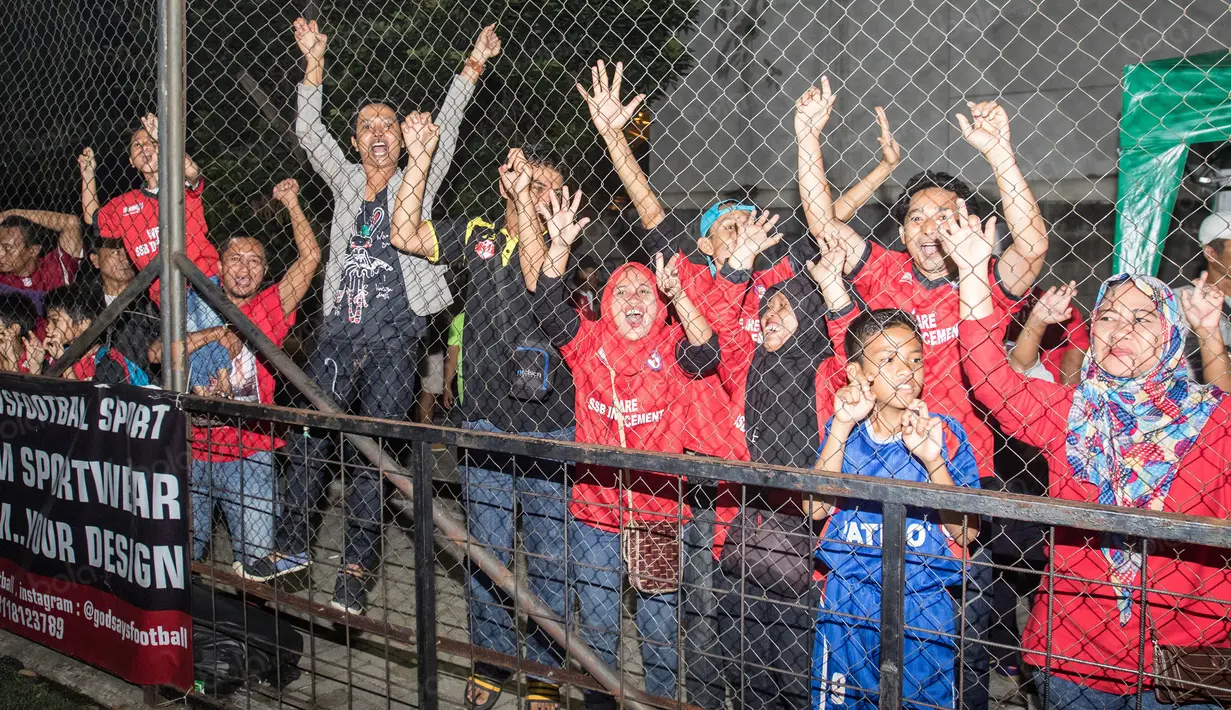 Sorak-sorai penonton memberikan semangat kepada para anak-anak yang sedang bertanding. (Bola.com/Vitalis Yogi Trisna)