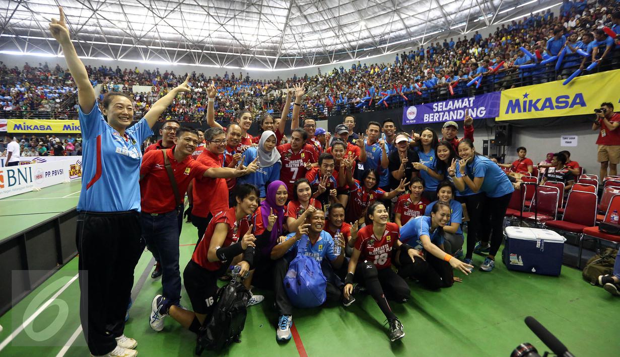 Pemain beserta tim voli Jakarta Elektrik PLN berfoto bersama usai mengalahkan Jakarta Pertamina Energi di Grand Final Proliga 2017 di GOR Among Rogo, Yogyakarta (23/4). Jakarta Elektrik PLN keluar sebagai Juara Proliga 2017. (Liputan6.com/Johan Tallo)