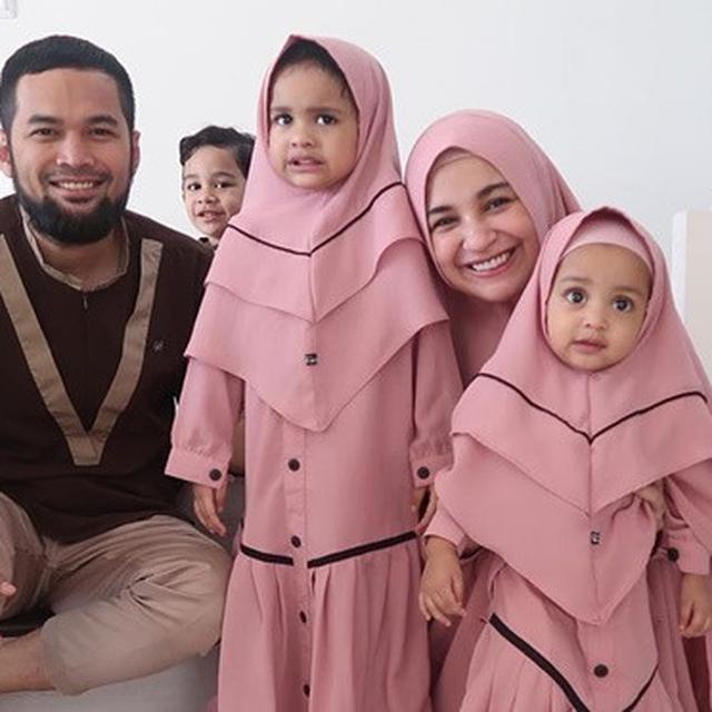 6 Potret Hawwa Dan Shaffiyah Anak Shireen Sungkar Saat Pakai Hijab Menggemaskan Hot Liputan6 Com