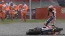 Marc Marquez sedang memimpin lomba di jarak yang cukup aman dan tanpa gangguan, namun kemudian terjatuh sendiri saat hendak menikung ke kiri pada putaran keempat di Sirkuit Termas de Rio Hondo, Argentina, Minggu (9/4). (AFP Photo/ JUAN MABROMATA)