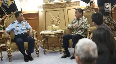 Direktur Utama Indosiar Imam Sudjarwo berbincang dengan KSAU Marsekal TNI Yuyu Sutisna saat silaturahmi dan audiensi antar lembaga di Mabes TNI Cilangkap, Jakarta, Kamis (6/12). (Liputan6.com/Herman Zakharia)