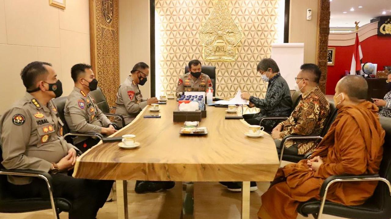 Kapolda Jateng Irjen Pol Ahmad Luthfi saat  audiensi dengan perwakilan umat Buddha