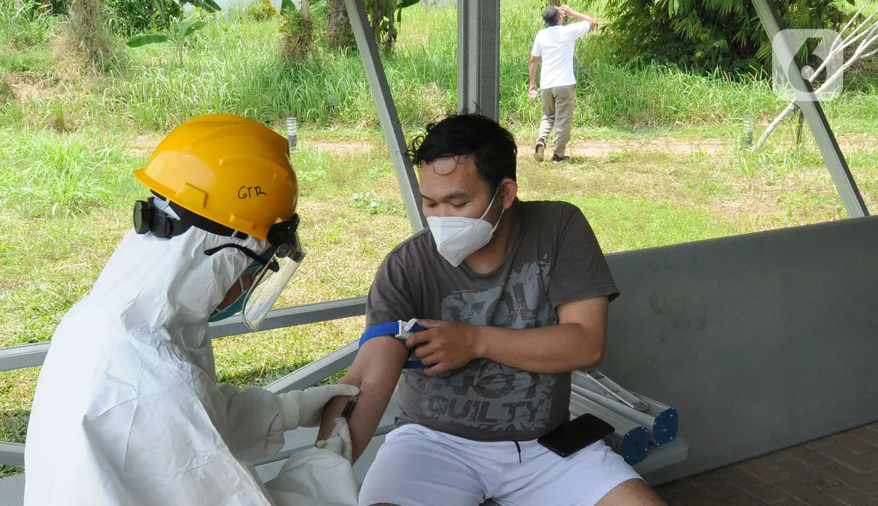 Paramedis mengambil sampel darah pasien covid-19 di Rumah Lawan Covid (RLC) Tangerang Selatan, Kamis (3/2/20222). Hingga hari ini RLC merawat 238 paisen covid-19 atau mengalami lonjakan lebih dari 100% dibandingkan minggu lalu yang hanya merawat puluhan pasien covid-19. (merdeka.com/Arie Basuki)