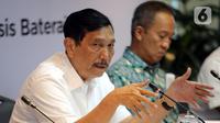 Menteri Koordinator Bidang Kemaritiman dan Investasi Luhut Binsar Pandjaitan (kiri) bersama Menteri Perindustrian Agus Gumiwang Kartasasmita saat menggelar konferensi pers di Jakarta, Senin (6/3/2023). Keterangan pers tersebut terkait pemerintah akan mengucurkan insentif Kendaraan Bermotor Listrik Berbasis Baterai (KBLBB) pada 20 Maret 2023. (Liputan6.com/Johan Tallo)